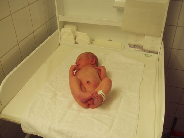 Liten bebis p stort sktbord.